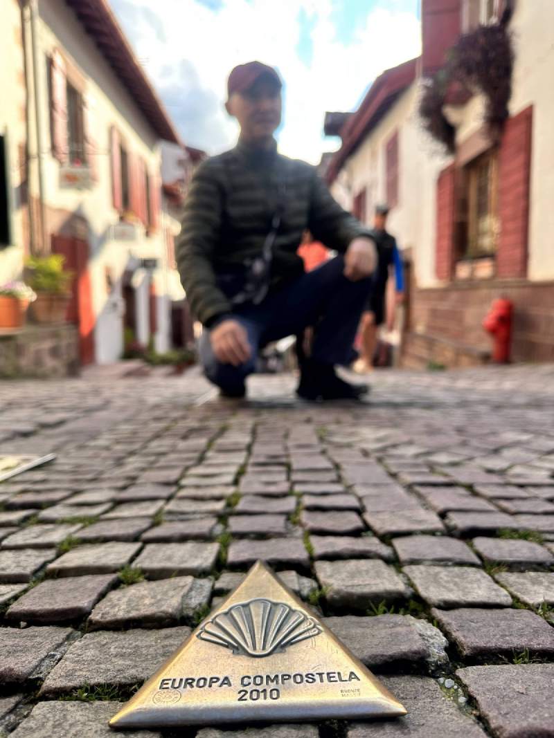 聖讓-皮耶德波爾的石板路,蹲在貝殼圖案前