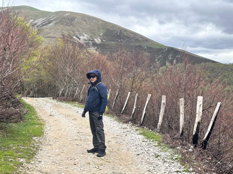 碎石山路與一排木樁籬笆