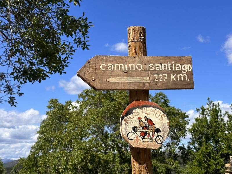 木頭路標寫著 camino santiago 227 km