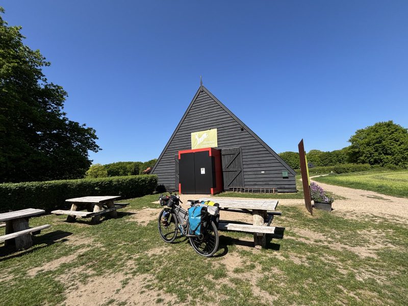 Amerongen 附近,Utrechts Landschap 的黑色穀倉,前面是野餐桌。