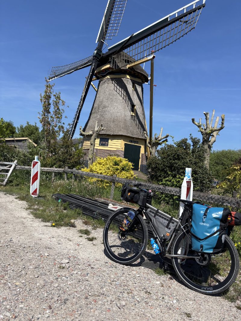 De Veenmolen 風車,茅草頂,黃色的木牆。