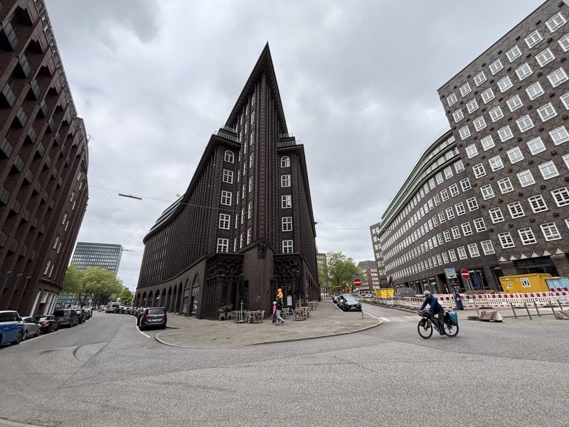 Chilehaus 的尖角,像船首切進街口。