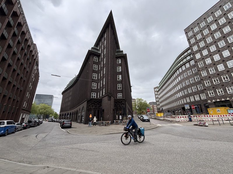騎過 Chilehaus 前,尖角像船頭。
