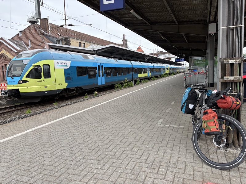 5/4 早上,Osnabrück 月台,對面是 eurobahn 的區間車。