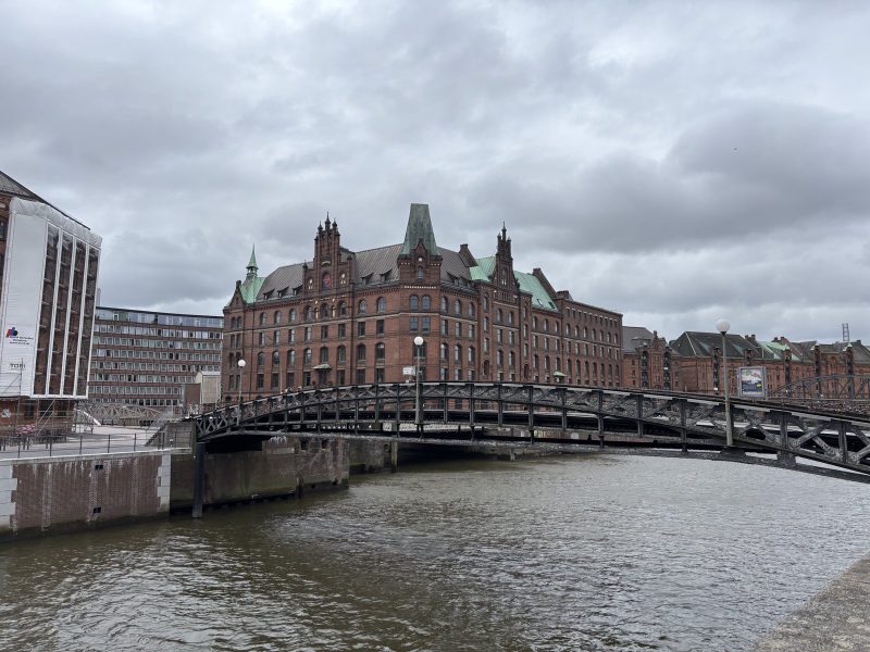 倉庫城 Speicherstadt,紅磚倉庫和鐵橋。