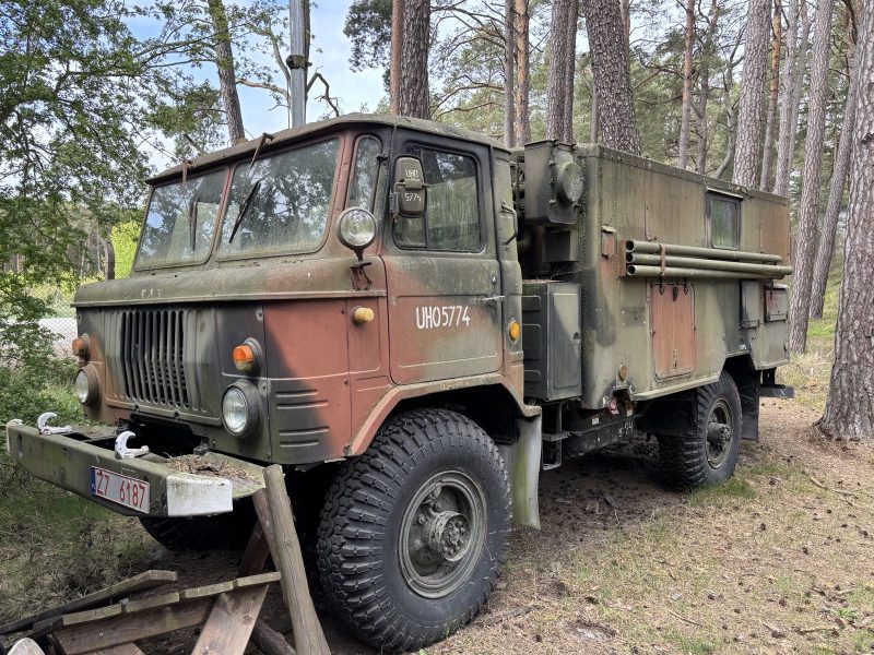 迷彩的軍用卡車。