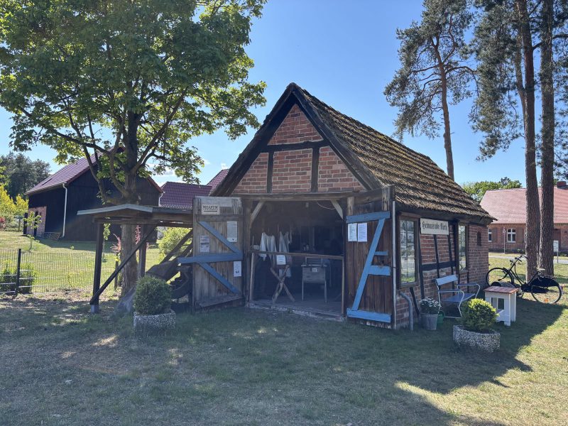 Rieth 村掛著 MUSEUM 牌子的小屋。