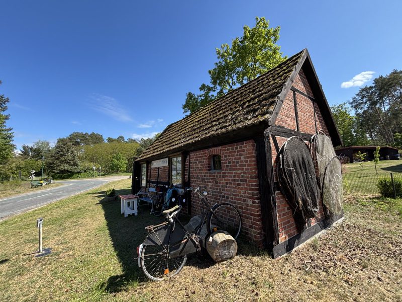 小屋側面吊著漁網。