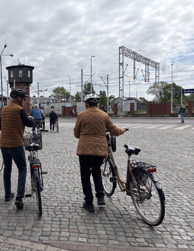 Międzyzdroje 車站前,兩位牽著車等過馬路。