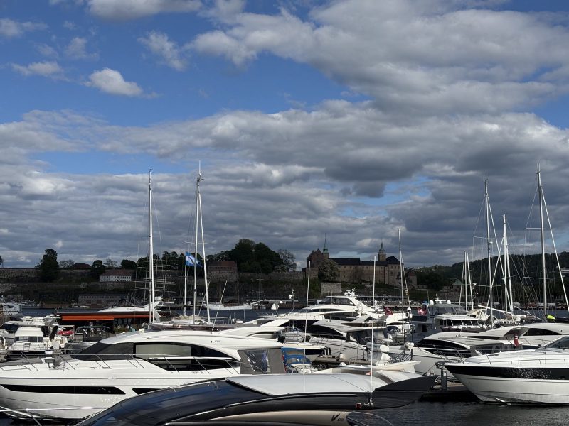 Aker Brygge 的遊艇,對岸是 Akershus 要塞。