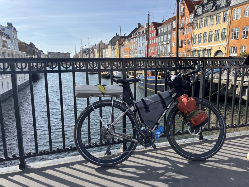車靠在橋欄杆上,後面是 Nyhavn。