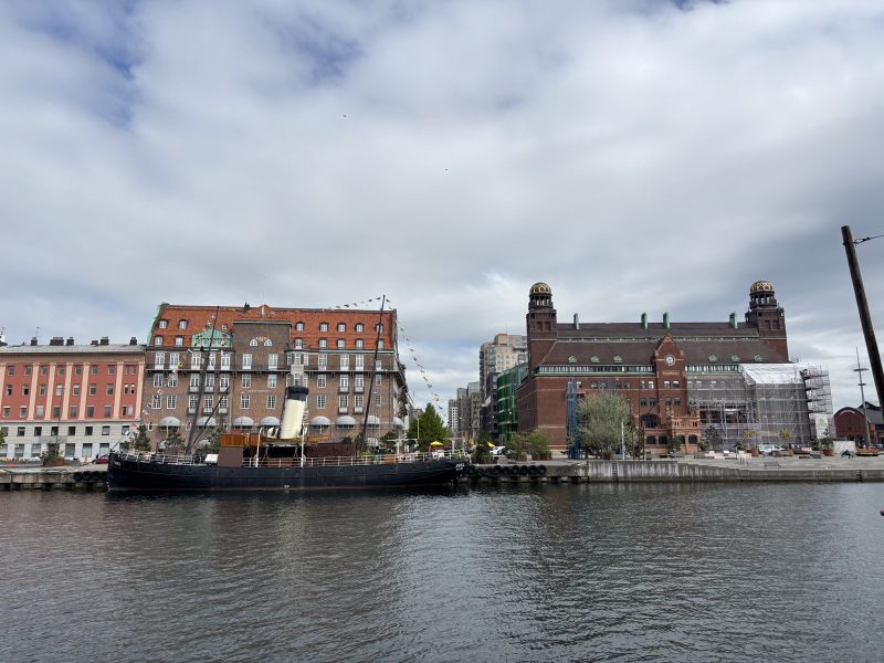 Malmö 港邊的老汽船。