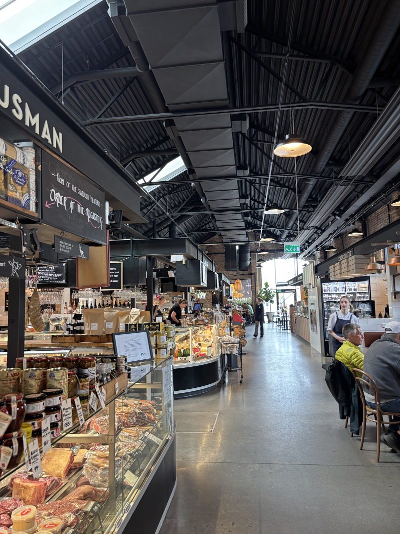 Saluhall 市場,舊貨運站的鐵架屋頂。