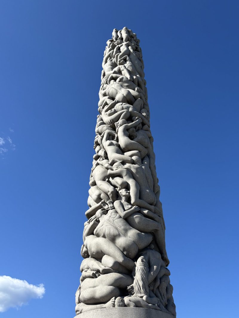 Monolith,一整塊花崗岩刻出 121 個人。