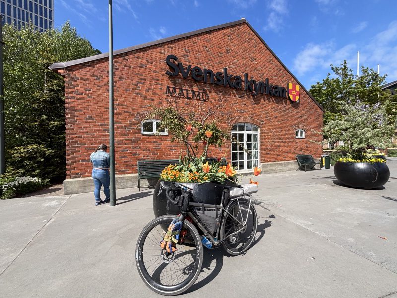 Svenska kyrkan 門口,車靠在花盆邊。