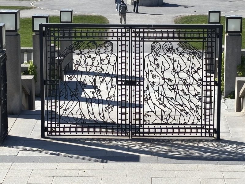 Vigeland 公園的鐵門,鏤空的人形和花。