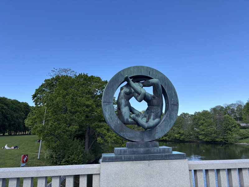 Vigeland 公園橋上的輪圈雕塑。