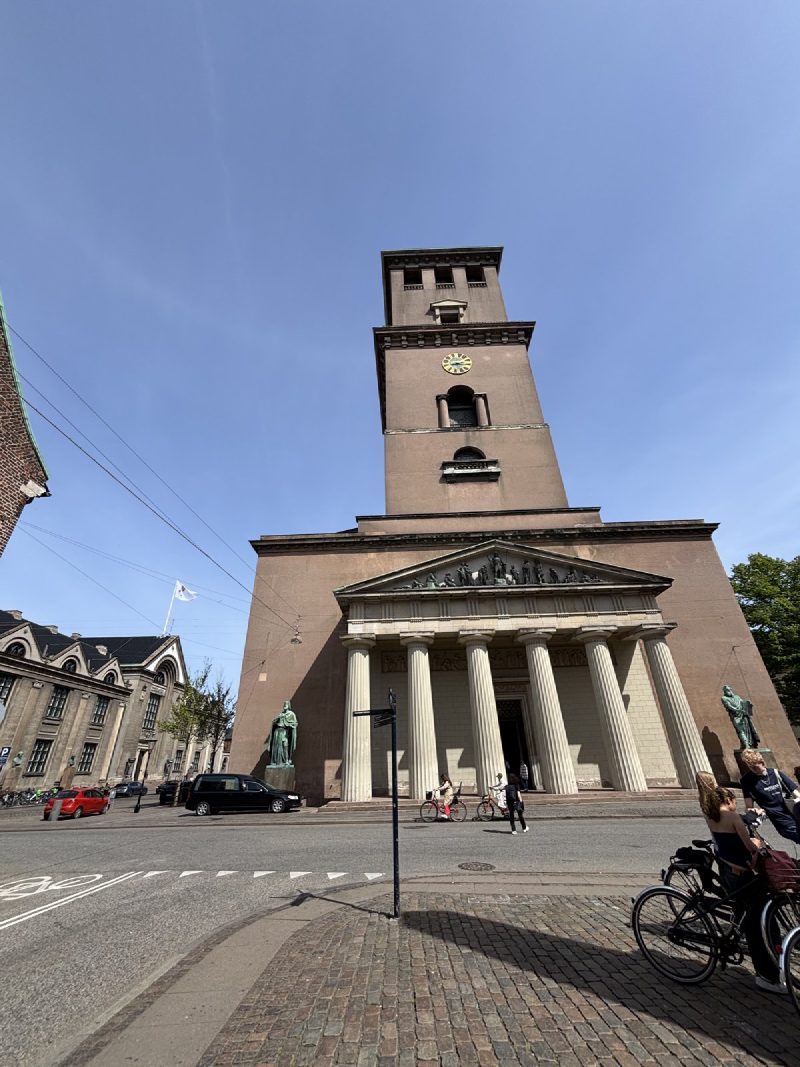 Vor Frue Kirke 的方塔和柱廊。