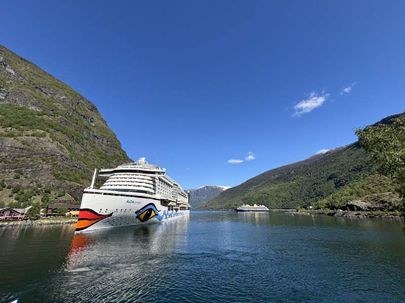 Flåm 的峽灣,停著一艘大郵輪。