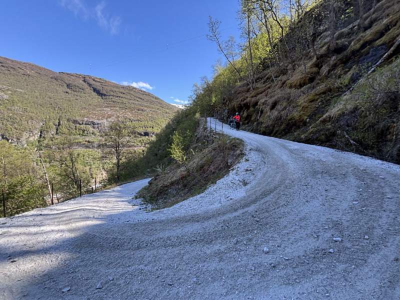 碎石路轉彎,山谷已經是綠的。