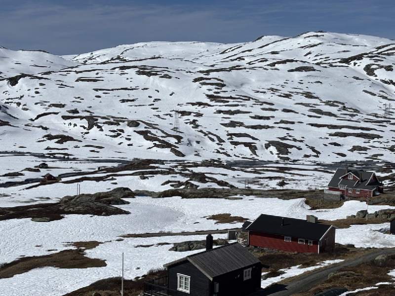 高原上的山屋,雪蓋住山坡。