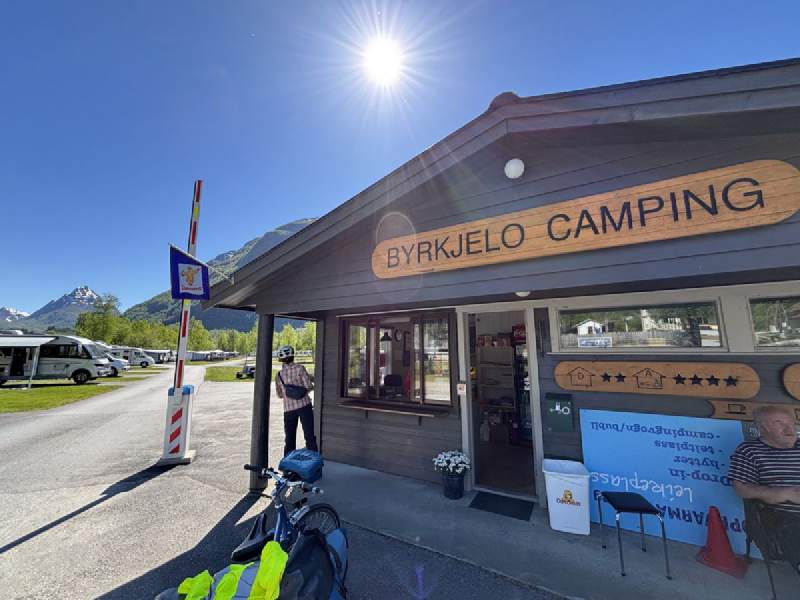 Byrkjelo Camping 的櫃台。