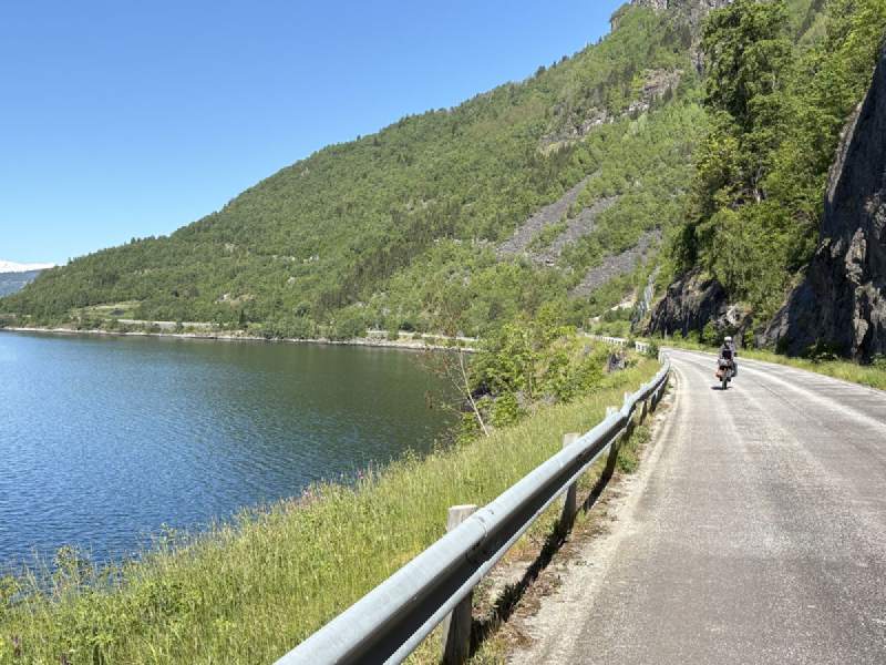 綠色的山坡,公路貼著峽灣。