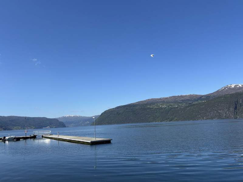 水面和碼頭,天空是深藍色。