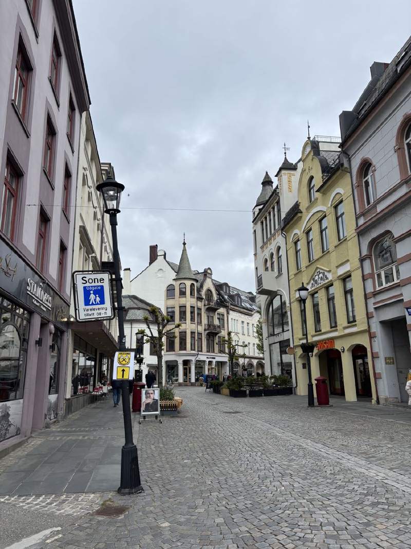 Ålesund 的石板街。