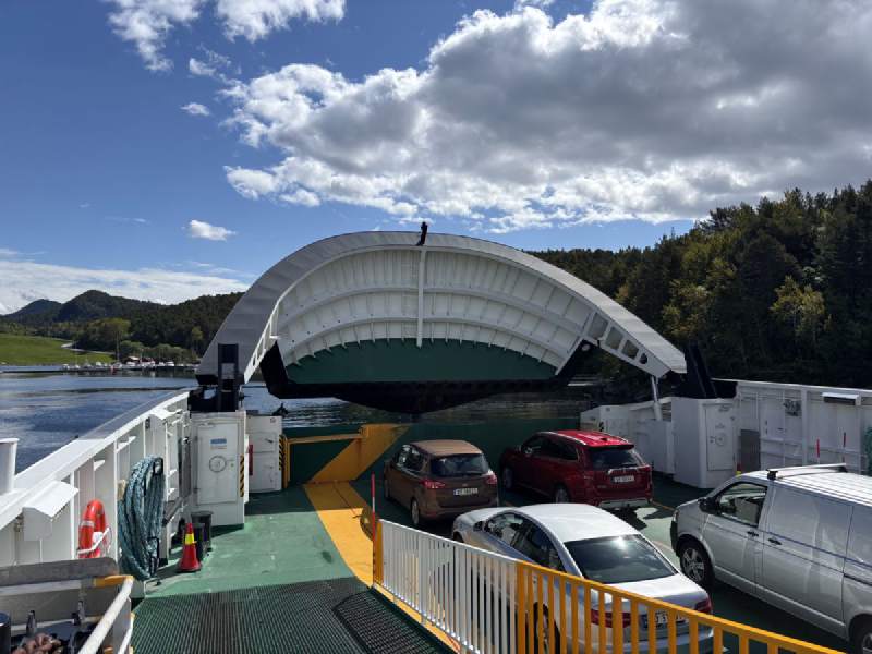 渡輪車道,幾輛車停在頂棚下。