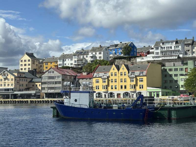 Kristiansund 港邊的彩色房子和藍色的船。