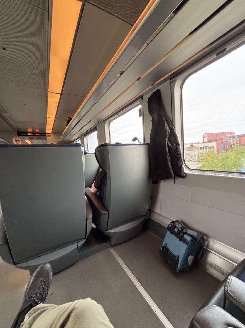 火車車廂裡的座位和行李袋。