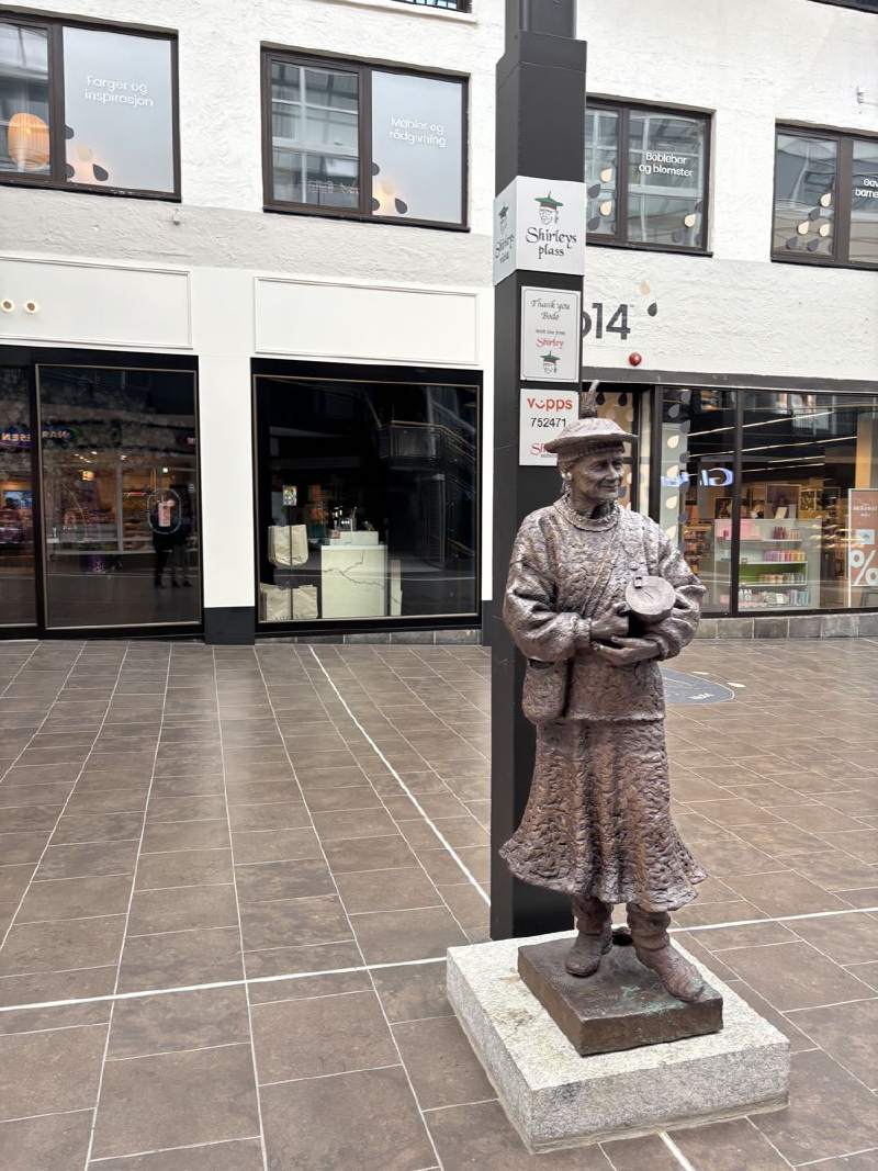 商店街上的女人銅像。