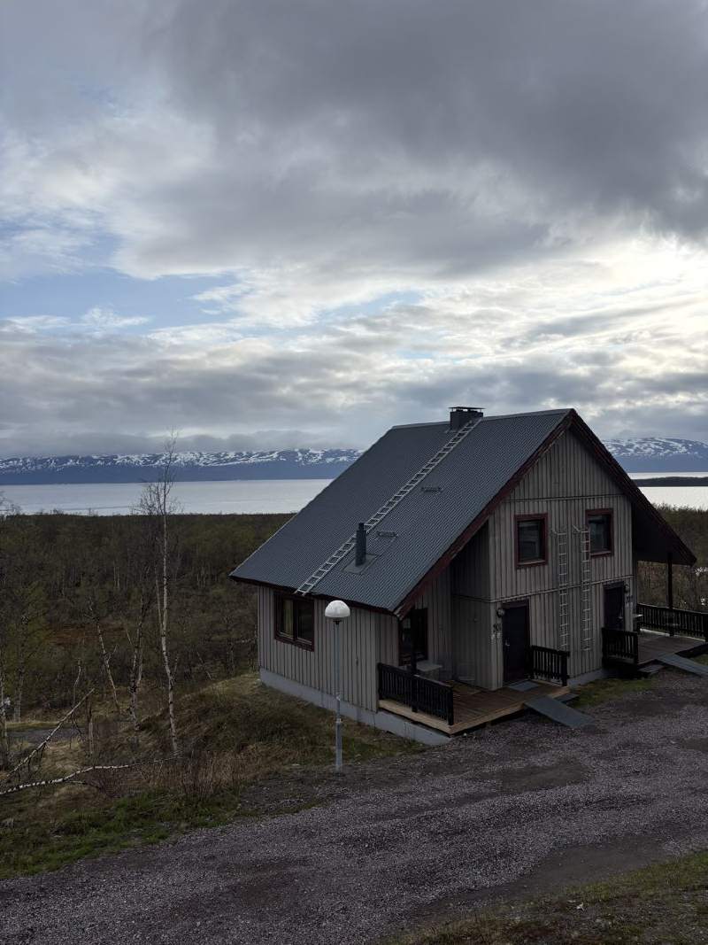 Abisko 清晨,木屋後面是一大片湖。