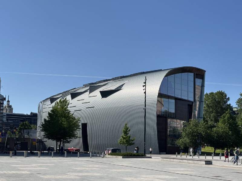 Kiasma 銀色的弧形外牆。