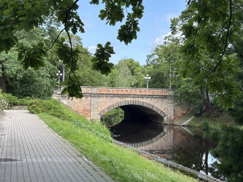 跨過運河的紅磚拱橋。