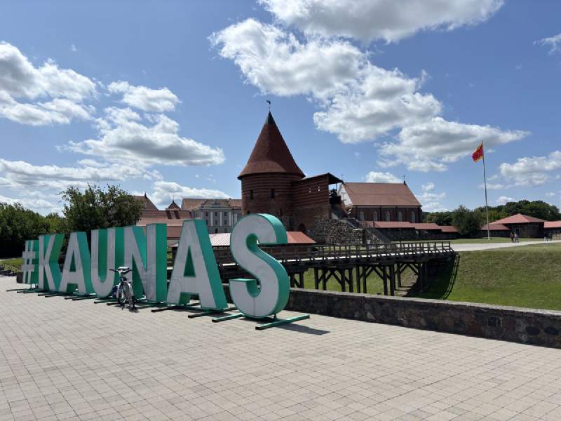 城堡前的 KAUNAS 字牌。
