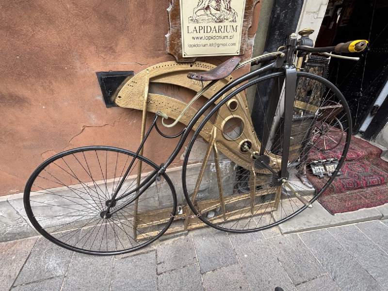 店門口一台前輪大、後輪小的老腳踏車。