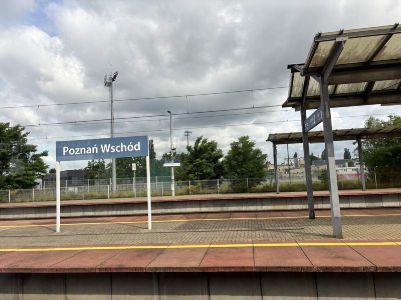Poznań Wschód 車站的月台,站牌旁有一個小頂棚。