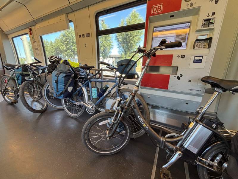 DB 火車車廂裡停著一排單車,旁邊是販賣機。
