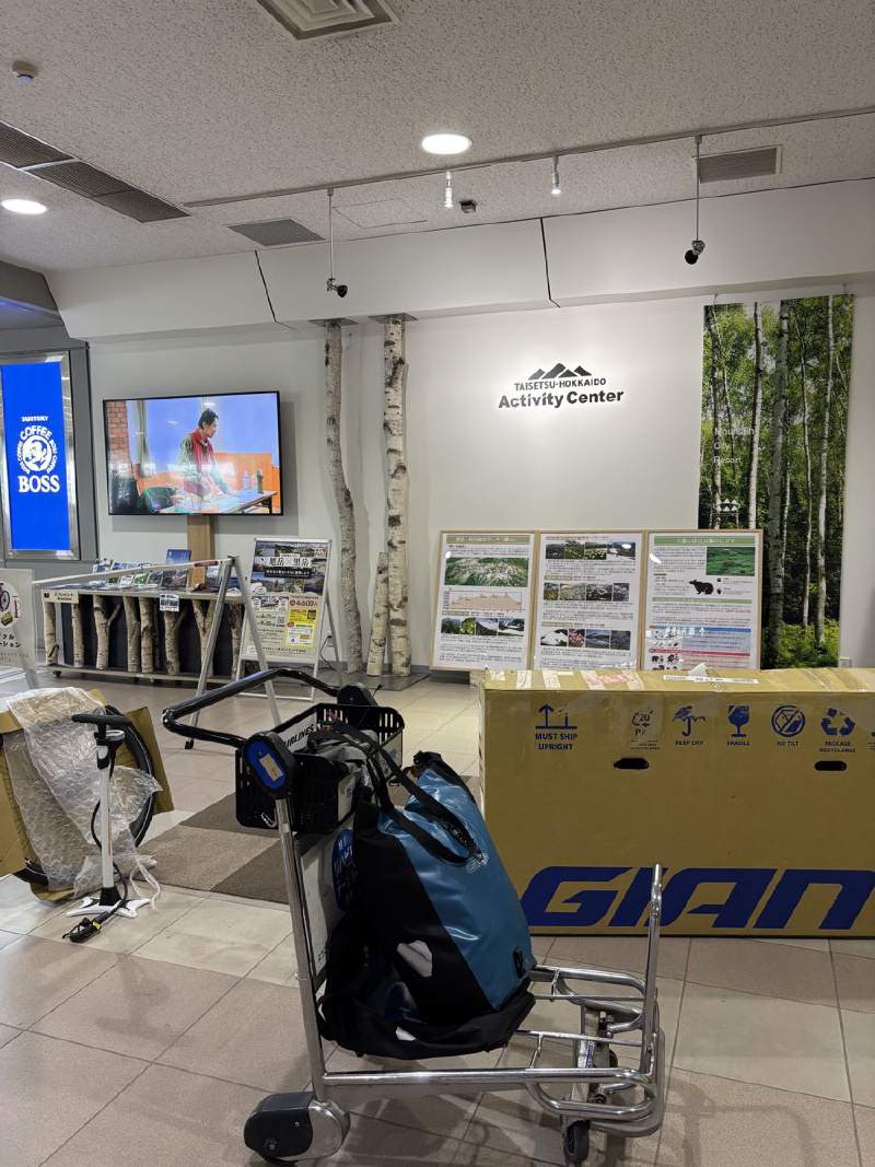 13:17,旭川機場,單車還裝在箱子裡。