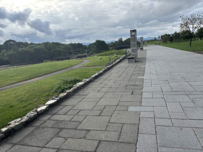 16:04,河堤上的步道。