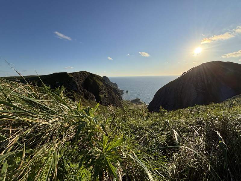 9/3 傍晚 5 點,桃岩一帶:太陽落在兩座山崖中間,下面就是日本海。