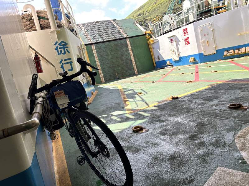 12:29 到香深,單車從車輛甲板牽下船。