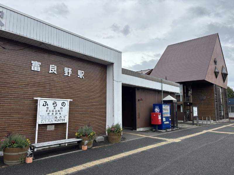早上 9 點的富良野車站。