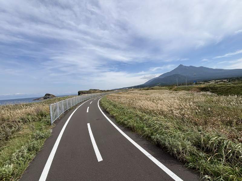 13:47,自行車道沿著海岸轉彎,有圍欄保護。
