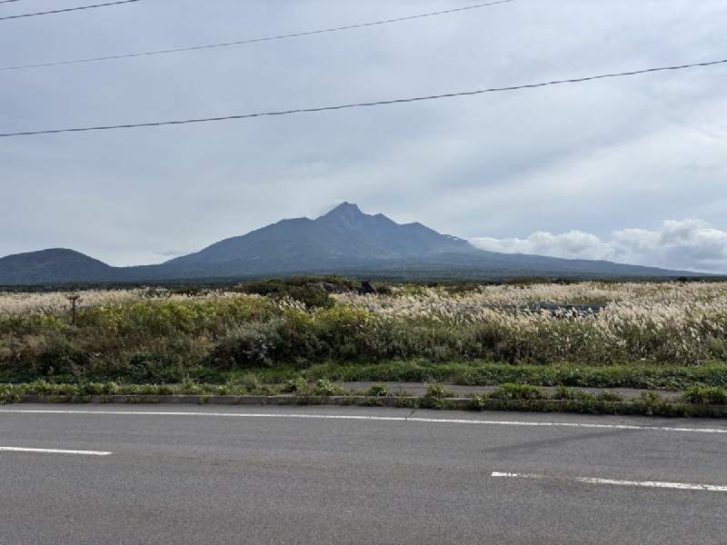 12:44,往北的路,利尻富士在右邊。