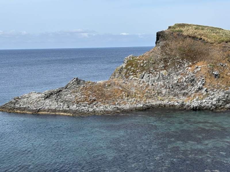13:52,海裡的岩石小島,水清到看得見底。