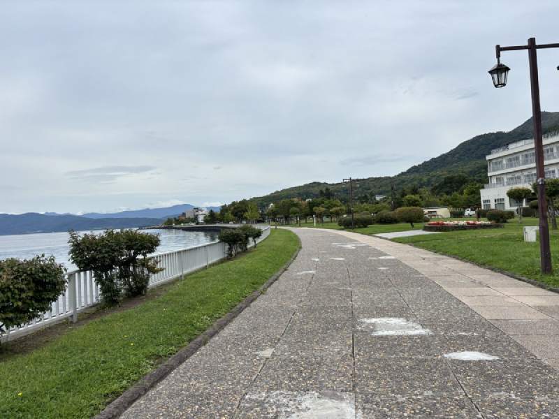 13:07,湖邊的步道。