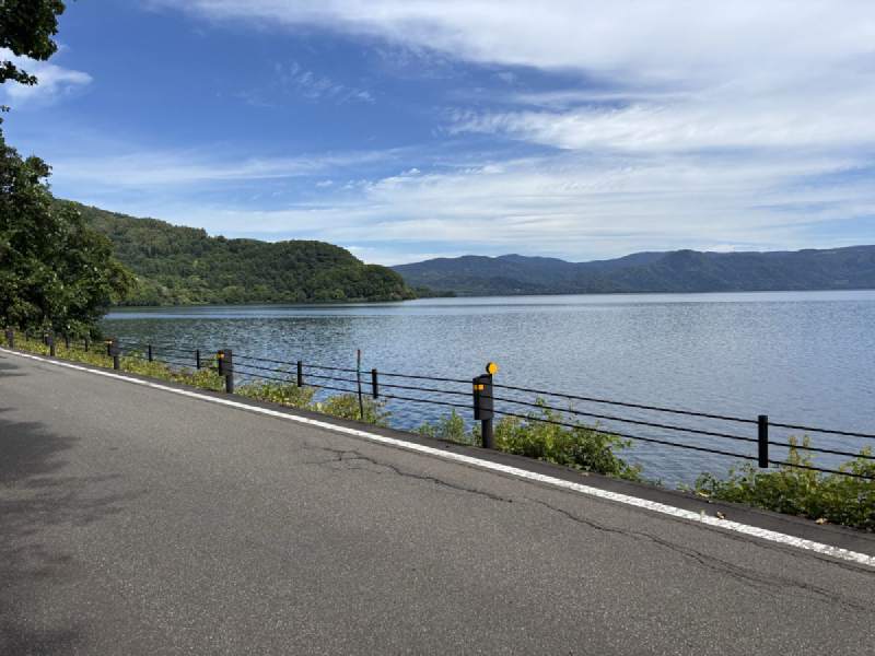 11:12,沿湖的路,幾乎沒有車。